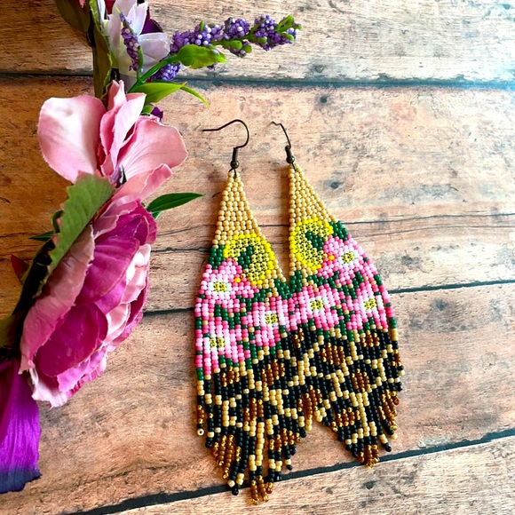 Leopard beaded earring - Picture 3 of 5